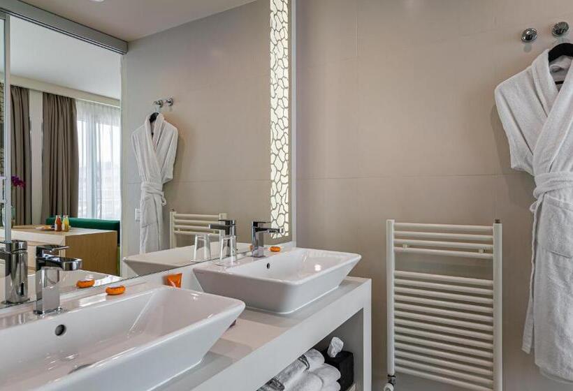 سوییت جونیور, N’vy Manotel