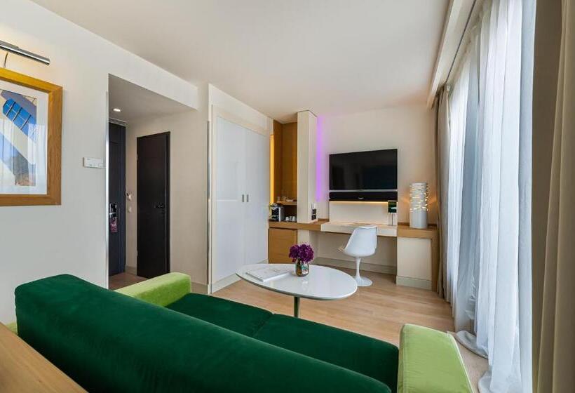 سوییت جونیور, N’vy Manotel