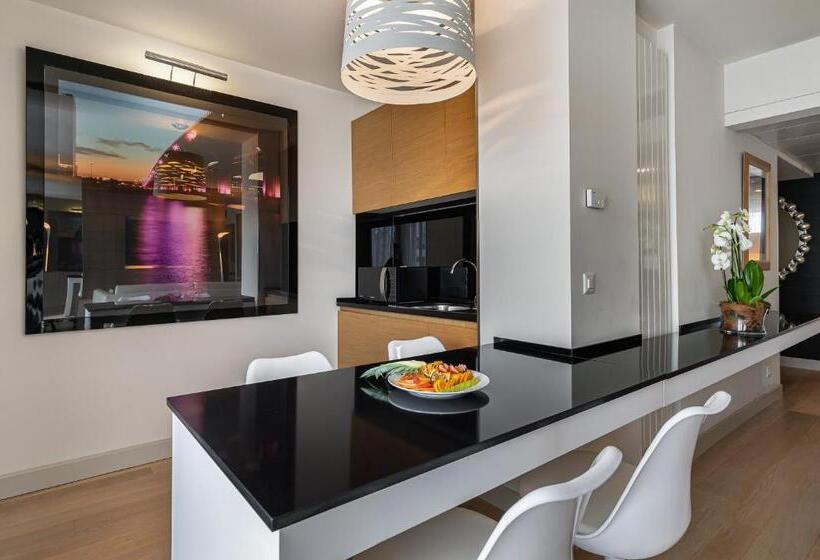 Suite with lake view, N’vy Manotel