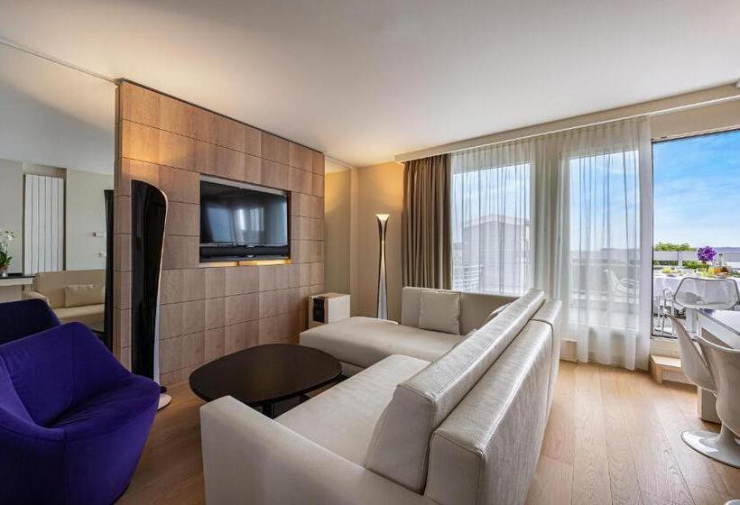 Suite with lake view, N’vy Manotel