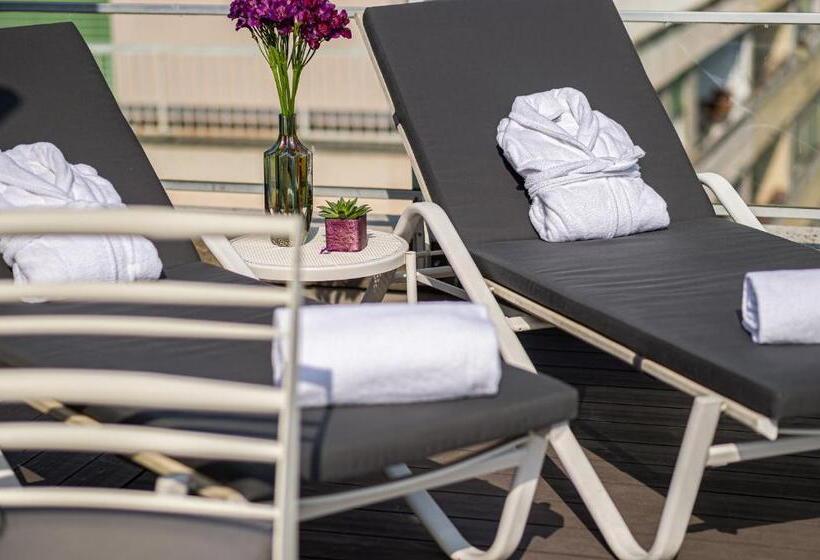 Suite with lake view, N’vy Manotel