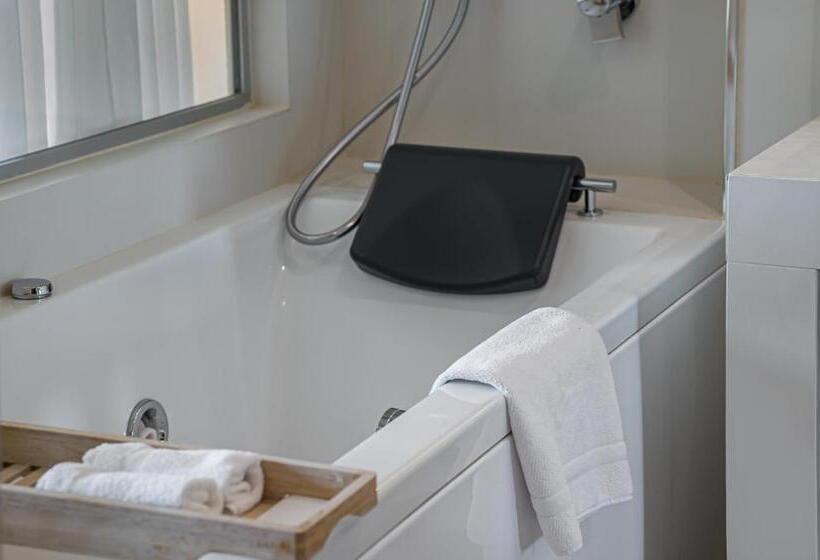 Suite with lake view, N’vy Manotel