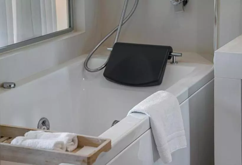 Suite with lake view, N’vy Manotel