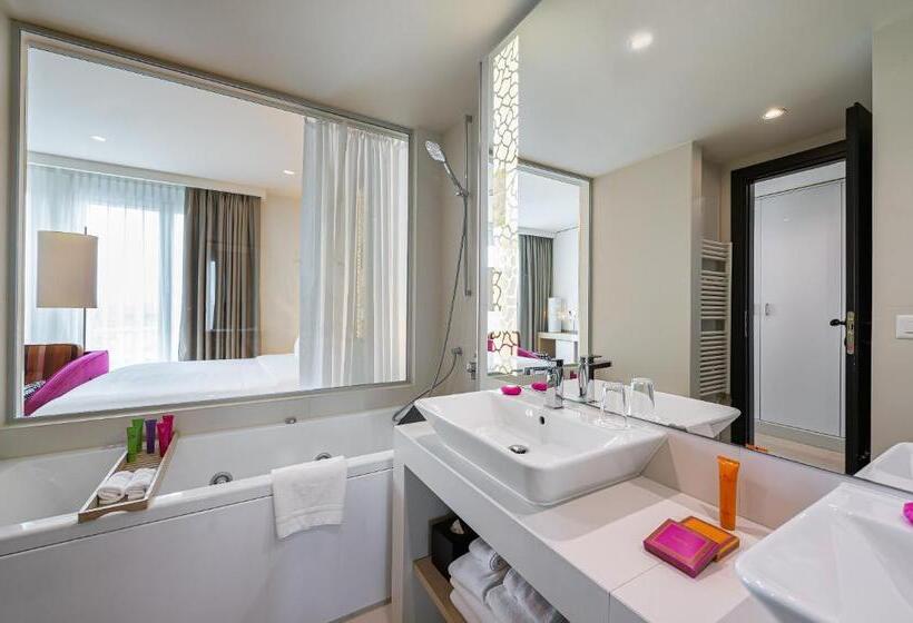 Suite with lake view, N’vy Manotel