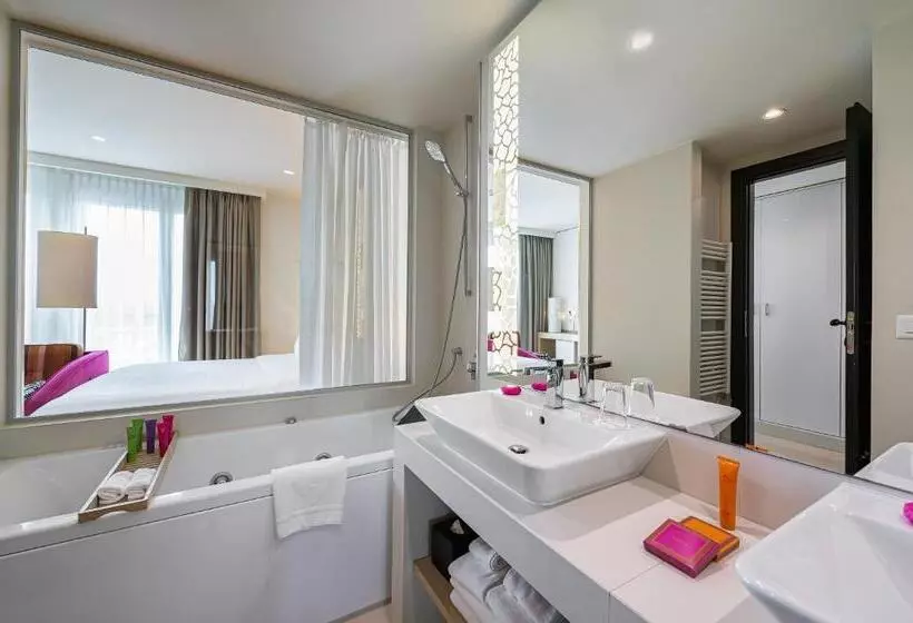 Suite with lake view, N’vy Manotel