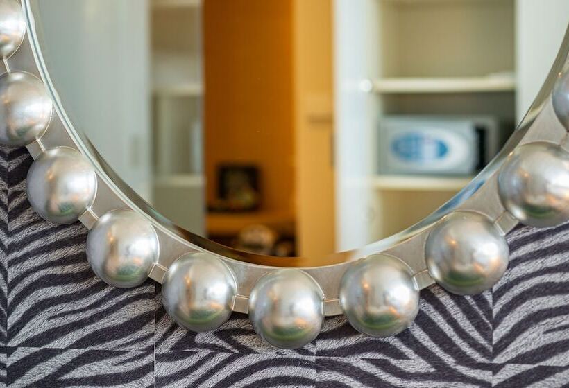 اتاق اجرایی, N’vy Manotel