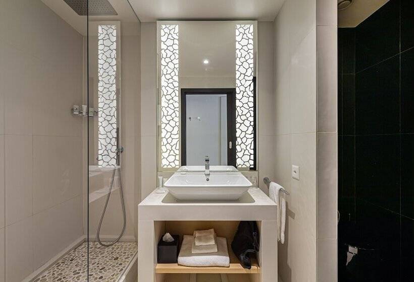 اتاق خانوادگی, N’vy Manotel