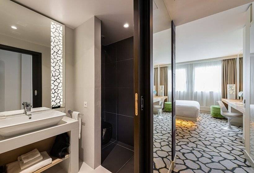 اتاق خانوادگی, N’vy Manotel