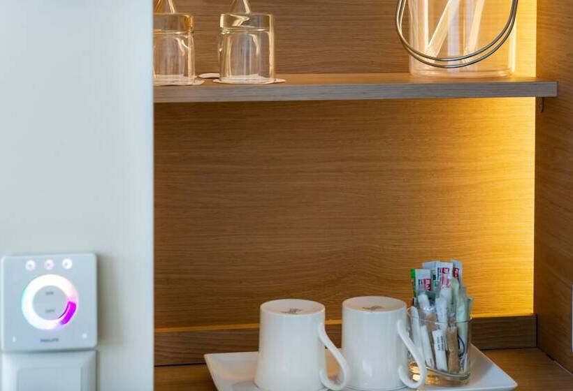 اتاق خانوادگی, N’vy Manotel