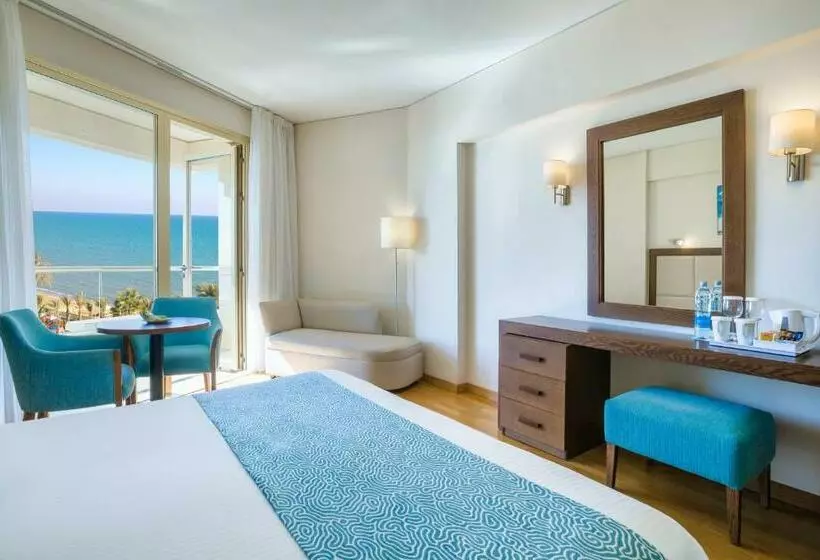 اتاق اساندارد با چشم‌انداز جانبی به دریا, Golden Bay Beach