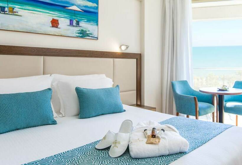 标准间侧面带海景, Golden Bay Beach