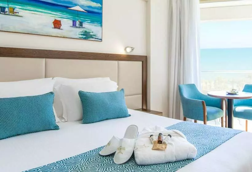 اتاق اساندارد با چشم‌انداز جانبی به دریا, Golden Bay Beach