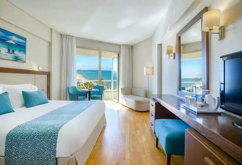 اتاق اساندارد با چشم‌انداز جانبی به دریا, Golden Bay Beach