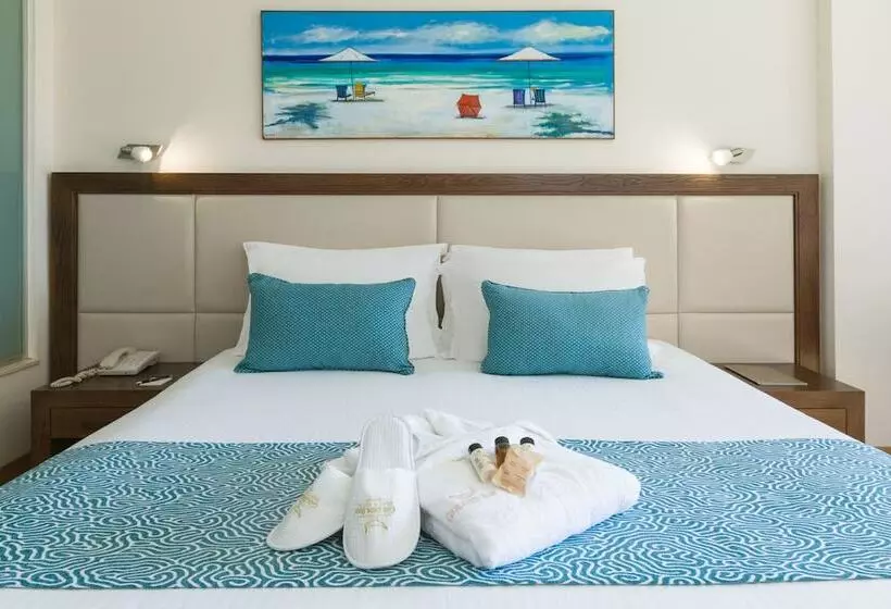 اتاق اساندارد با چشم‌انداز جانبی به دریا, Golden Bay Beach