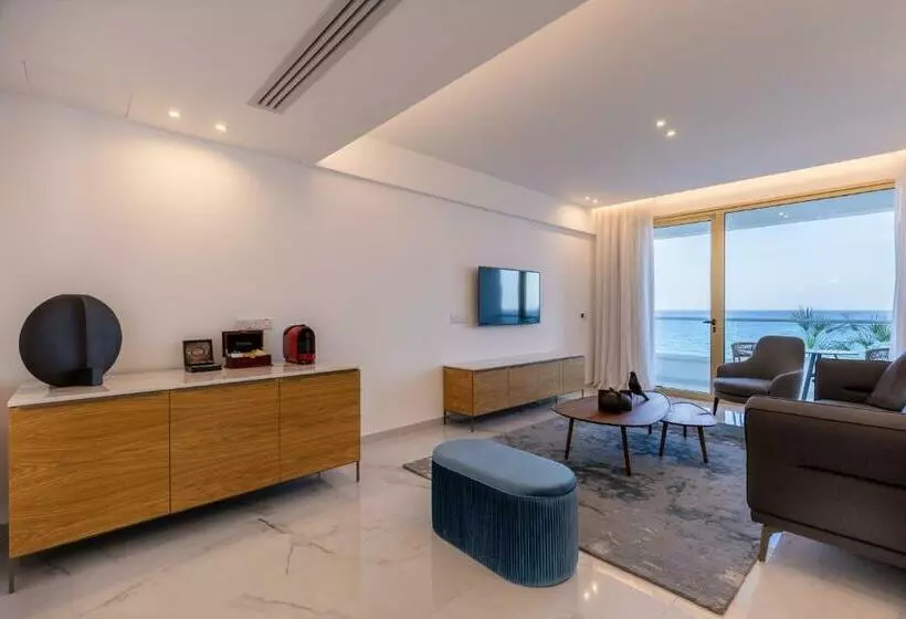 سوییت, Golden Bay Beach