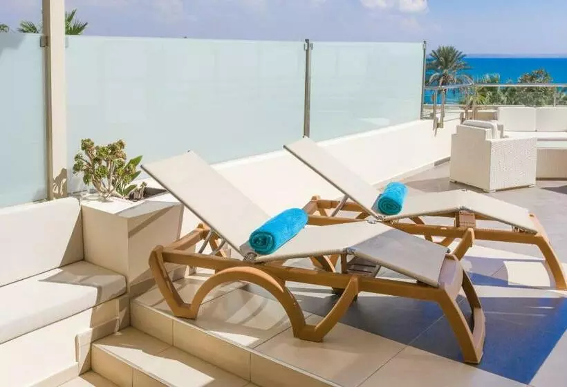 سوئیت جونیور با ماساژ آبی, Golden Bay Beach
