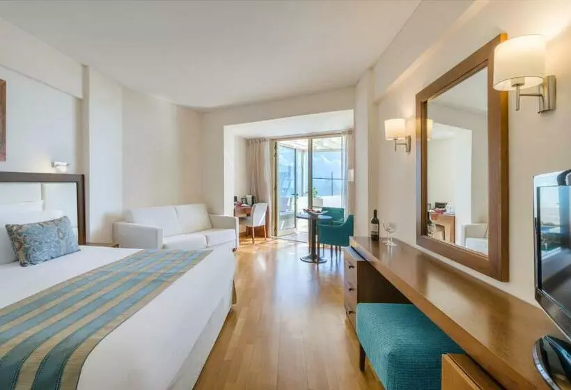 سوئیت جونیور با ماساژ آبی, Golden Bay Beach