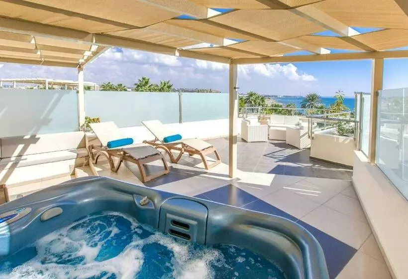 سوئیت جونیور با ماساژ آبی, Golden Bay Beach