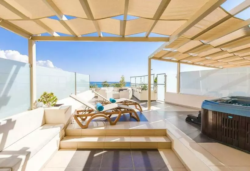سوئیت جونیور با ماساژ آبی, Golden Bay Beach