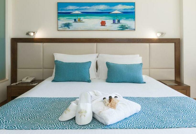 侧面海景标准三人间, Golden Bay Beach