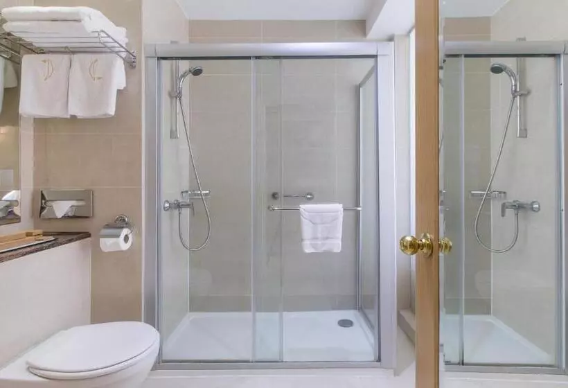 سوئیت جونیور با ماساژ آبی, Golden Bay Beach