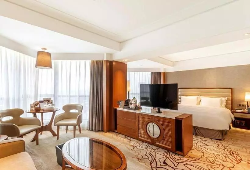 اتاق اجرایی با تخت بزرگ, Shantou International