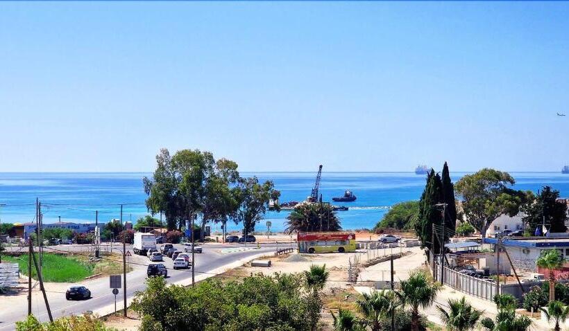 اتاق سوپریور با چشم‌انداز, Sveltos