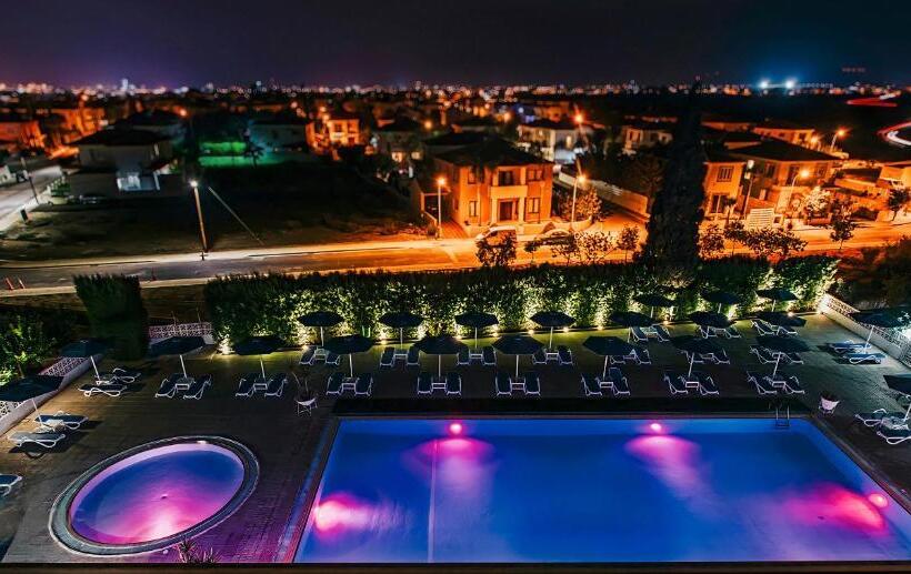 اتاق سوپریور با چشم‌انداز استخر, Sveltos