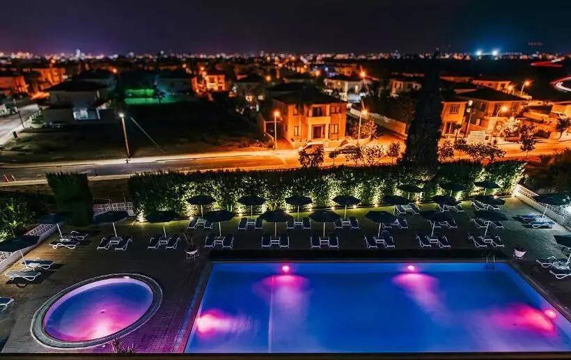 Camera Superiore Vista Piscina, Sveltos