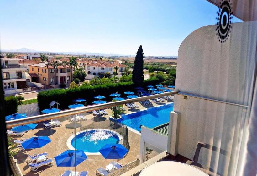 اتاق سوپریور با چشم‌انداز استخر, Sveltos