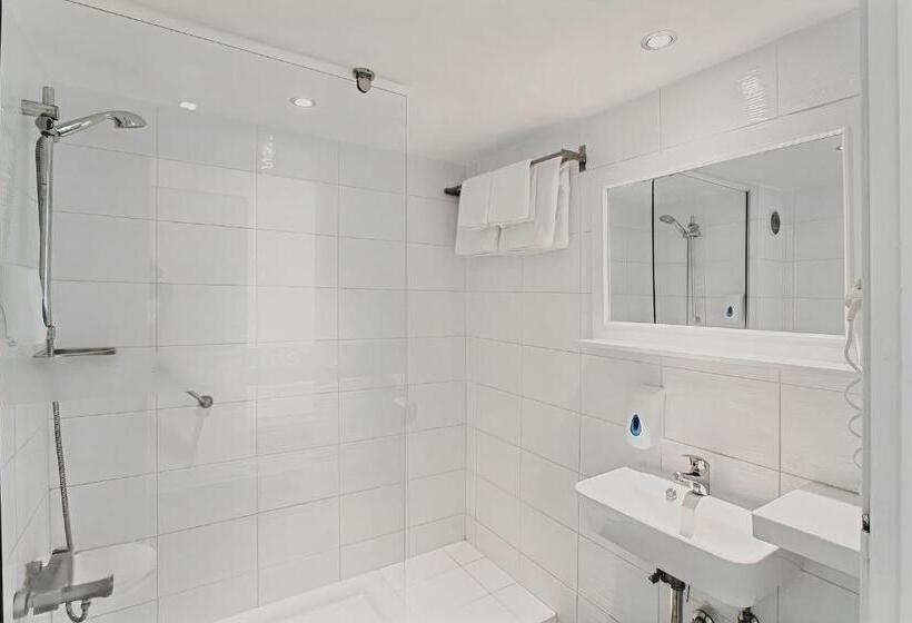 اتاق سوپریور با چشم‌انداز استخر, Sveltos