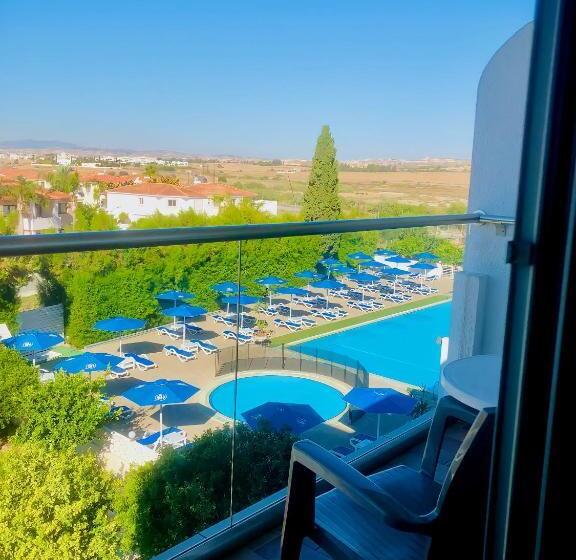 اتاق سوپریور با چشم‌انداز استخر, Sveltos