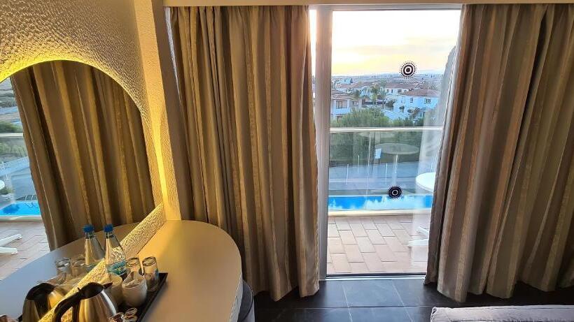 اتاق سوپریور با چشم‌انداز استخر, Sveltos