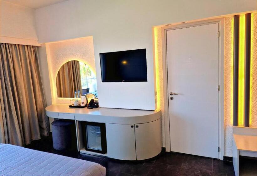 اتاق خانوادگی تودرتو, Sveltos