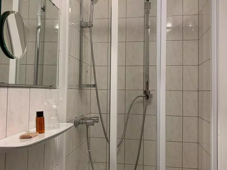 Standard Yhden Hengen Huone, Berg