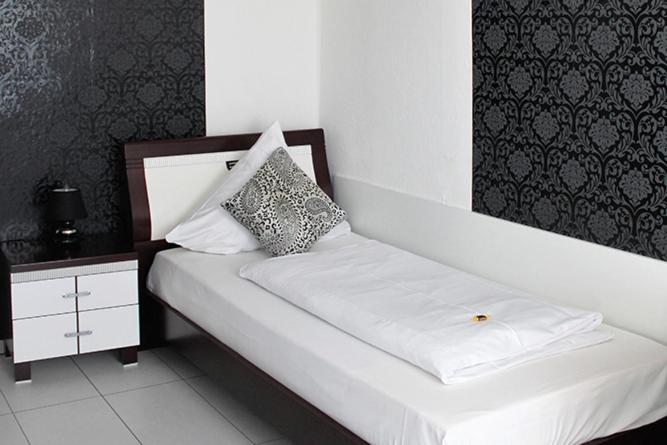 标准单人间, Drei Kronen