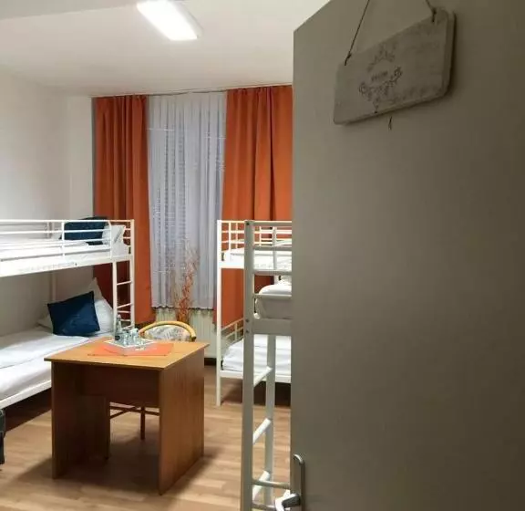 Bed in Shared Room with Shared Bathroom, Drei Kronen