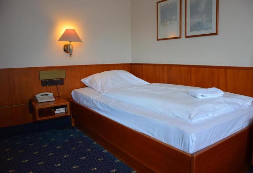 带阳台的标准单人间, Karaman Group