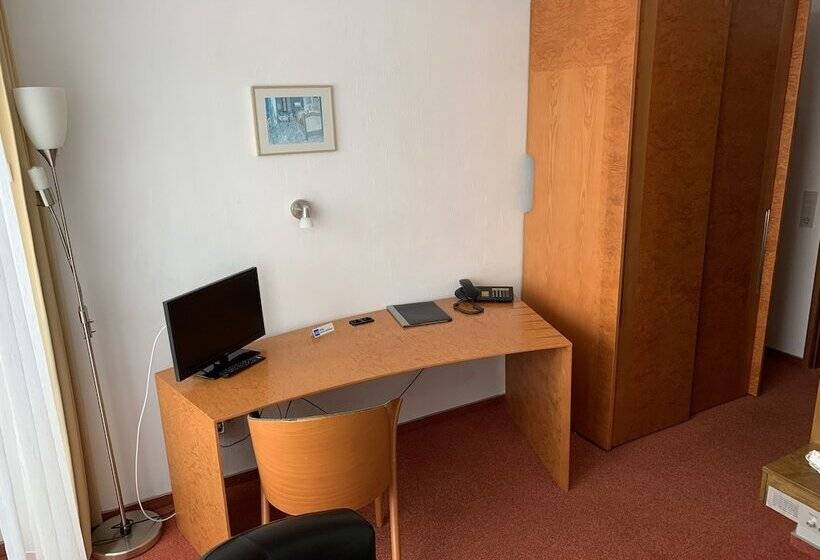 غرفة قياسية فردية, Martina