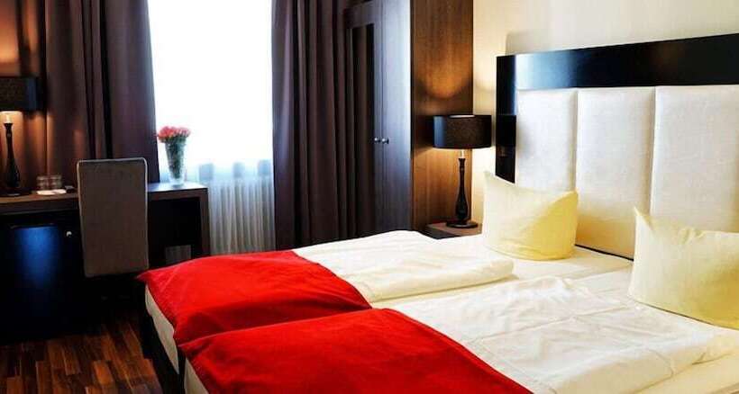 חדר בסיסי לשלושה, Admiral