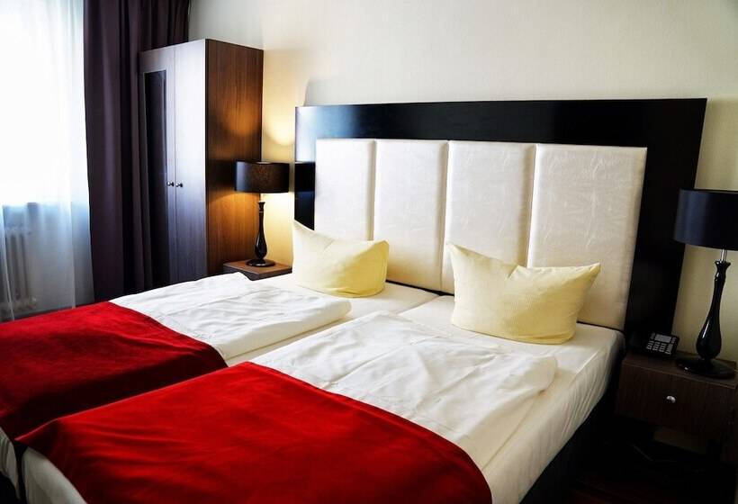 חדר בסיסי לשלושה, Admiral