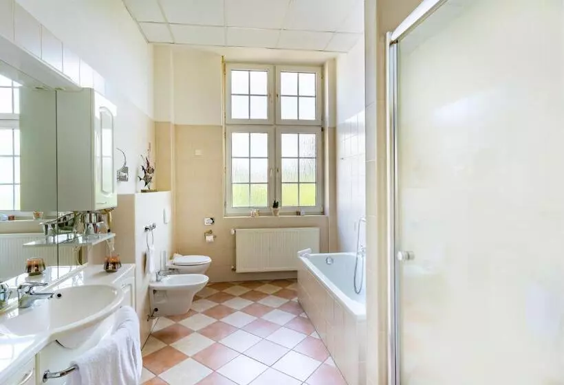 سوییت جونیور, Badehof
