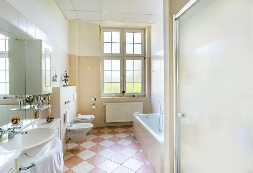 سوییت جونیور, Badehof