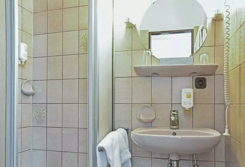 Standard Yhden Hengen Huone, Mainbogen
