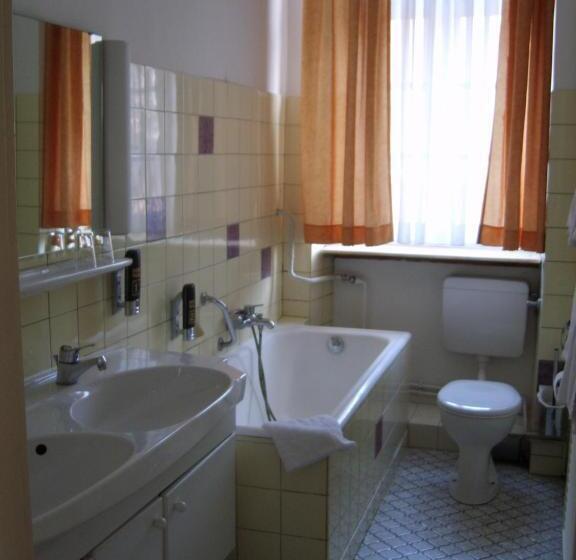 标准三人间, Vier Jahreszeiten