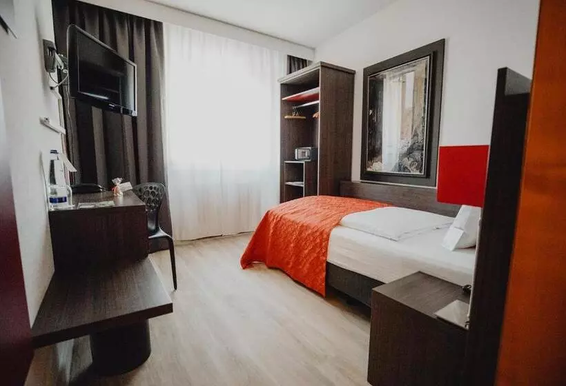Comfort Yhden Hengen Huone, Art & Business