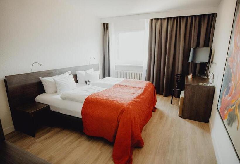 غرفة قياسية, Art & Business