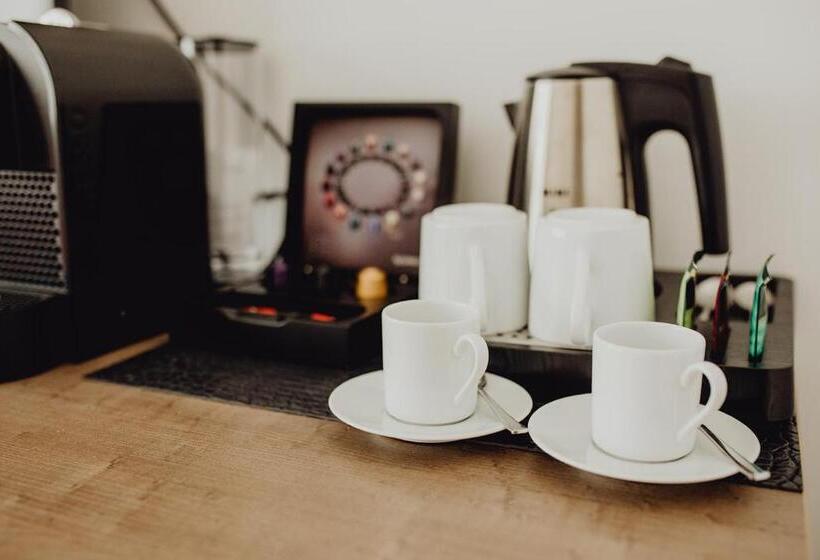 غرفة سوبيريور, Art & Business