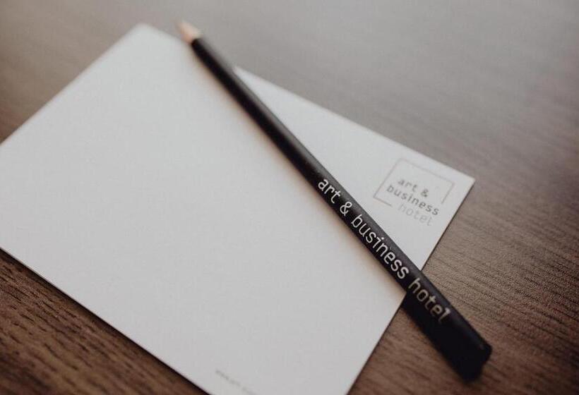 غرفة سوبيريور, Art & Business