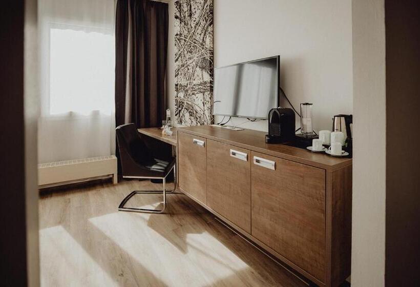 غرفة سوبيريور, Art & Business